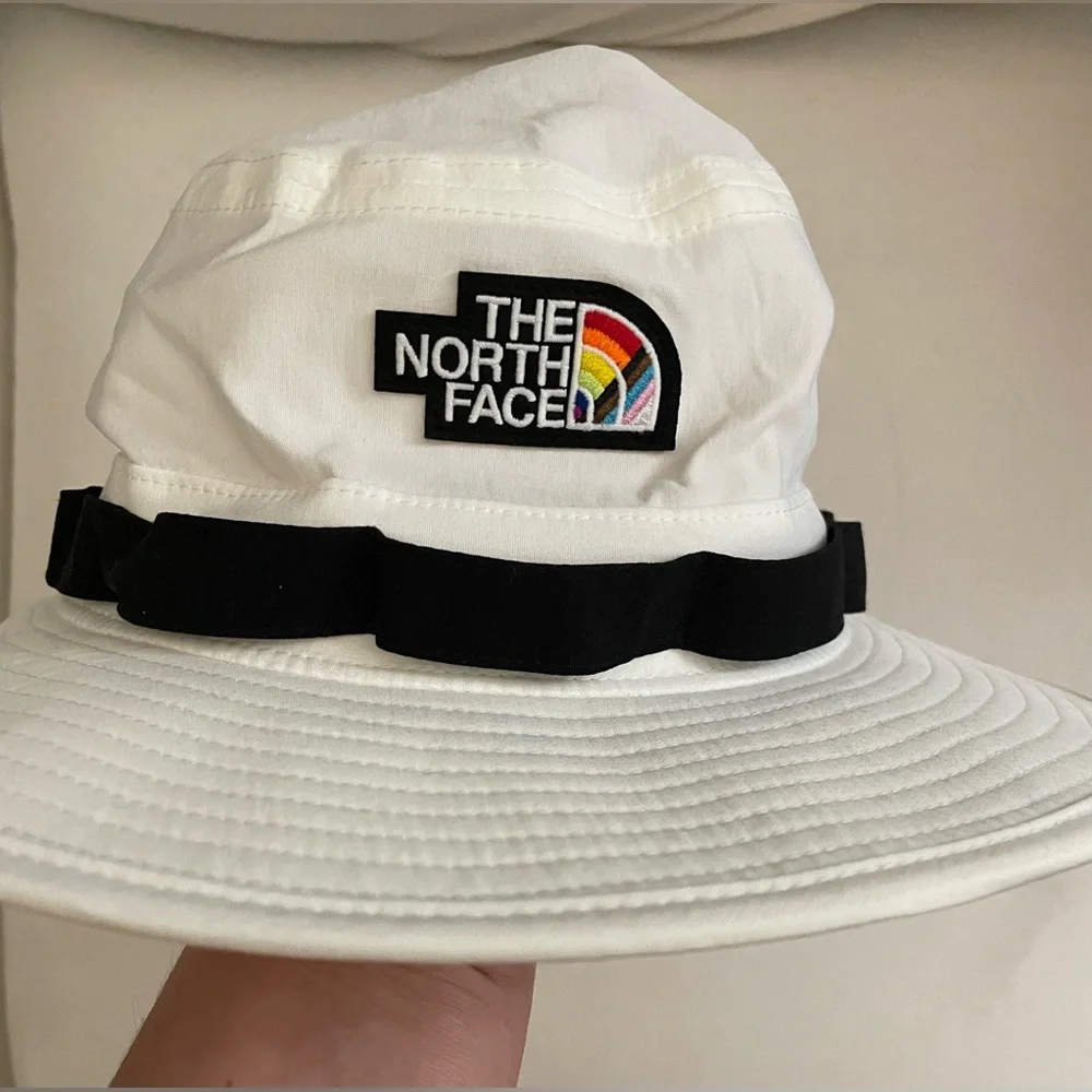 NWT The North Face Classic V Brimmed Hat Tnf White Pride Graphic Size S M